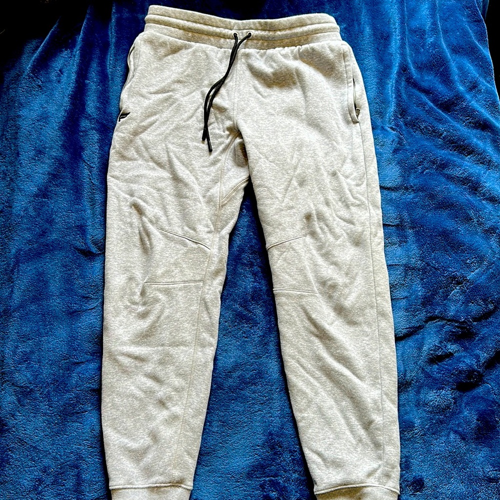Fabletics lightweight Go-To Joggers - Picture 4 of 5